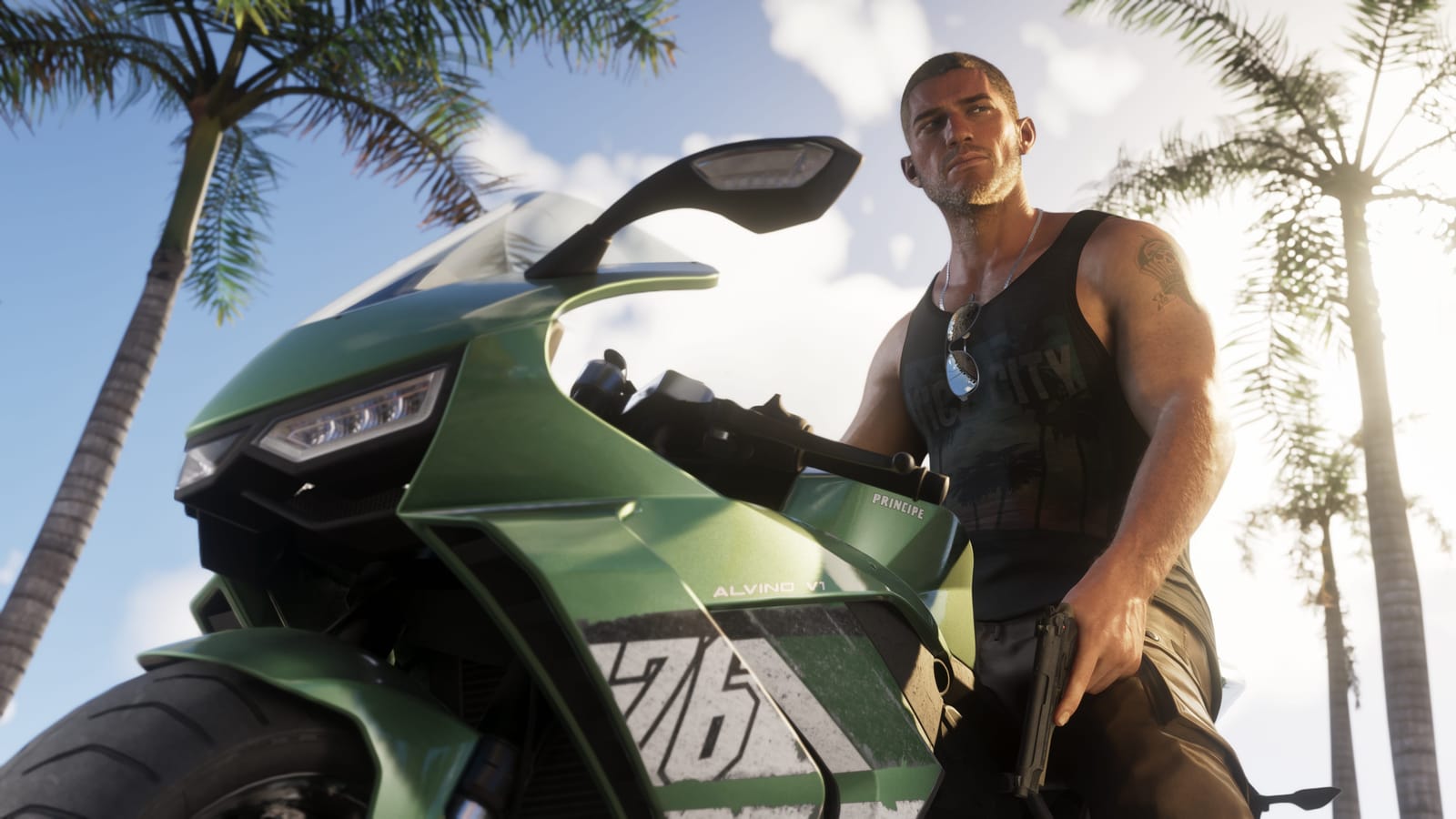 Jason Duval کنار موتورسیکلت در تصویر رسمی GTA VI